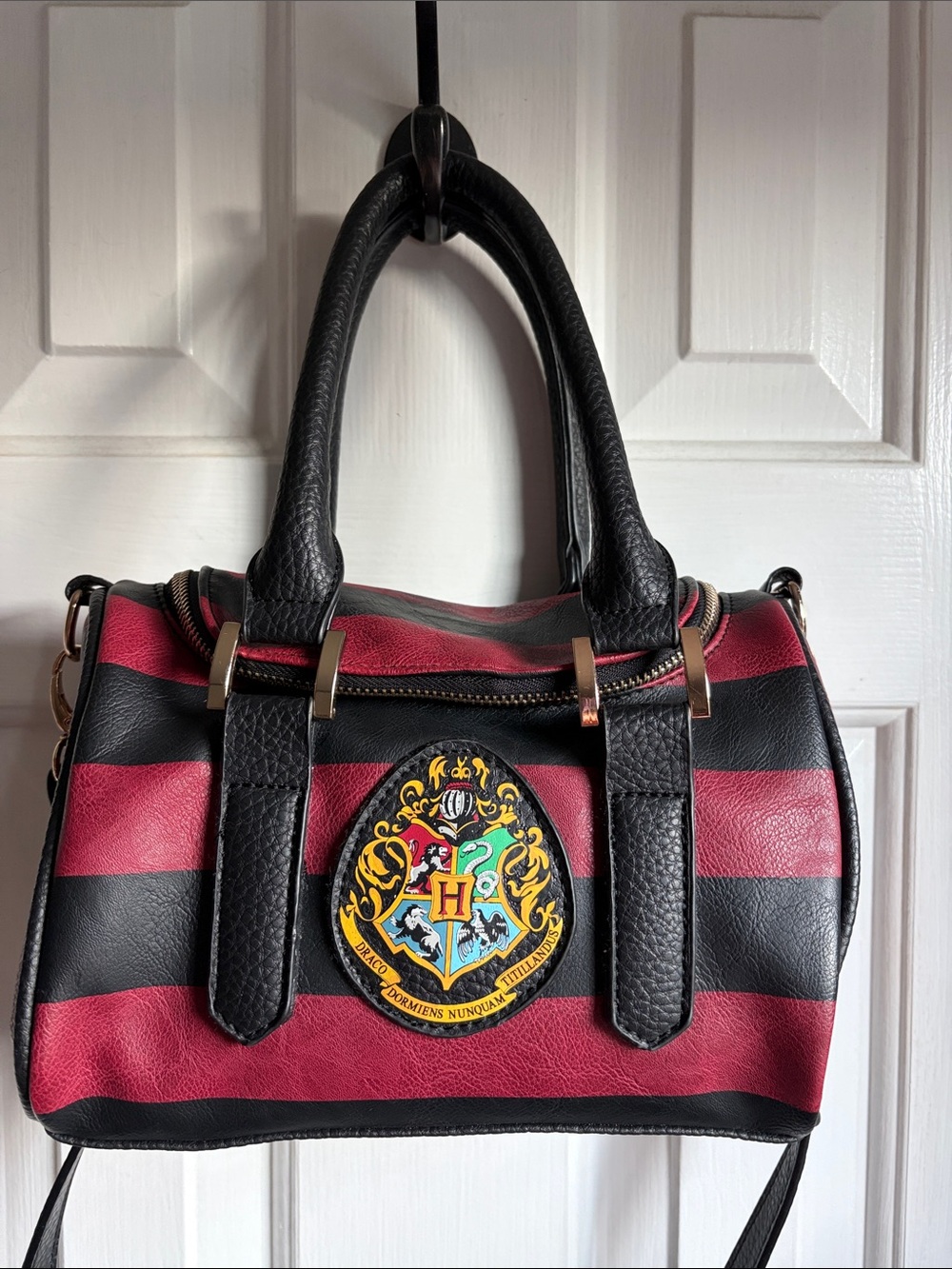 Hogwarts Crest Gryffindor Red Black Stripe Satchel Barrel Bag Hot Topic Bioworld